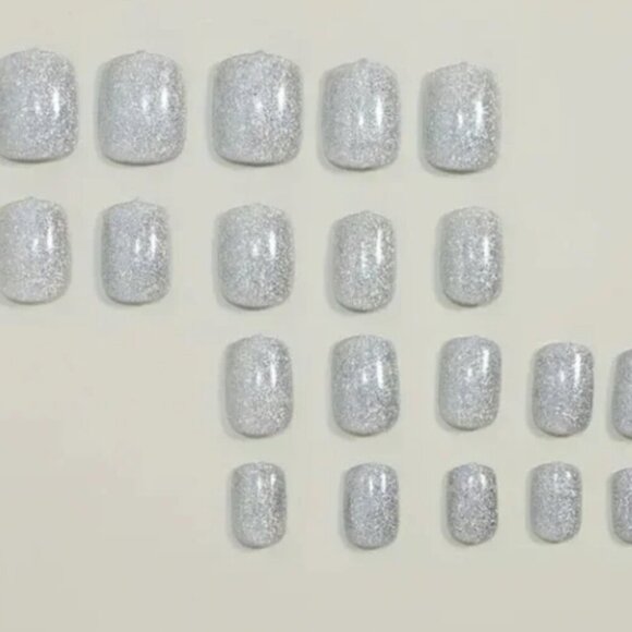 Women's Girls 24 pcs Nail Kit - Silver Glitter Press On Nails - Short Square - Picture 3 of 5